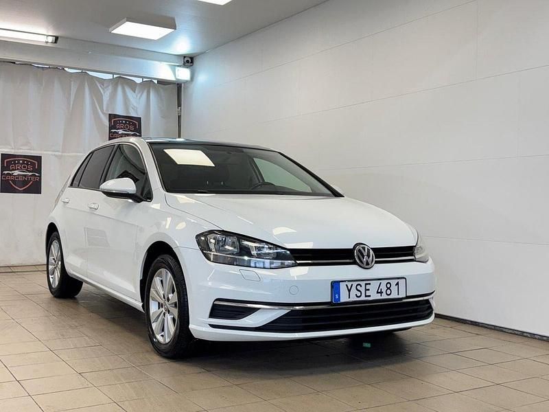 Vit Begagnad 2018 VW Golf VII Halvkombi | 159 900 kr (Marknadspris) - Bild 1/4