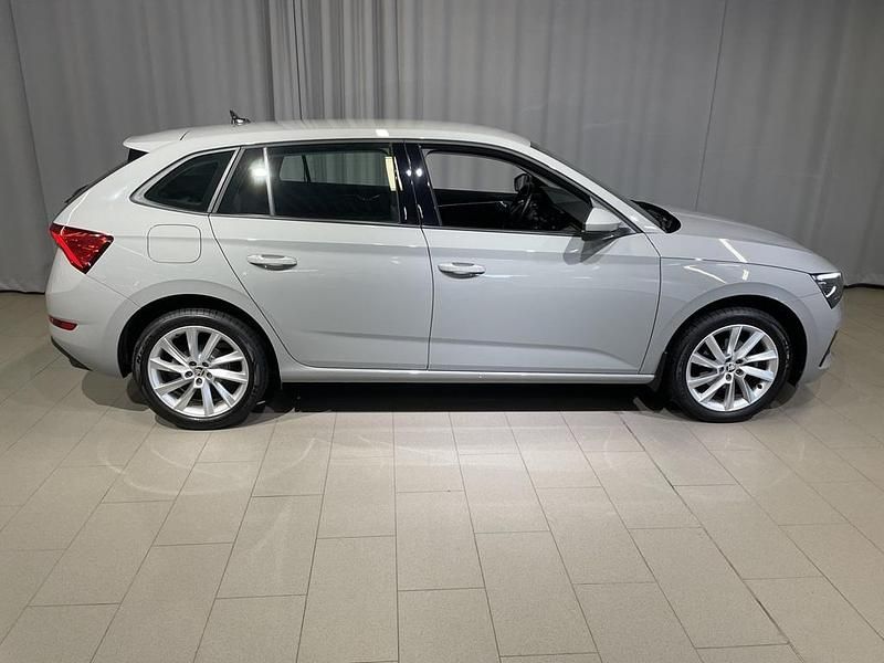 Begagnad Skoda Scala Style 112 HK (82 kW) 2023 Grå Halvkombi