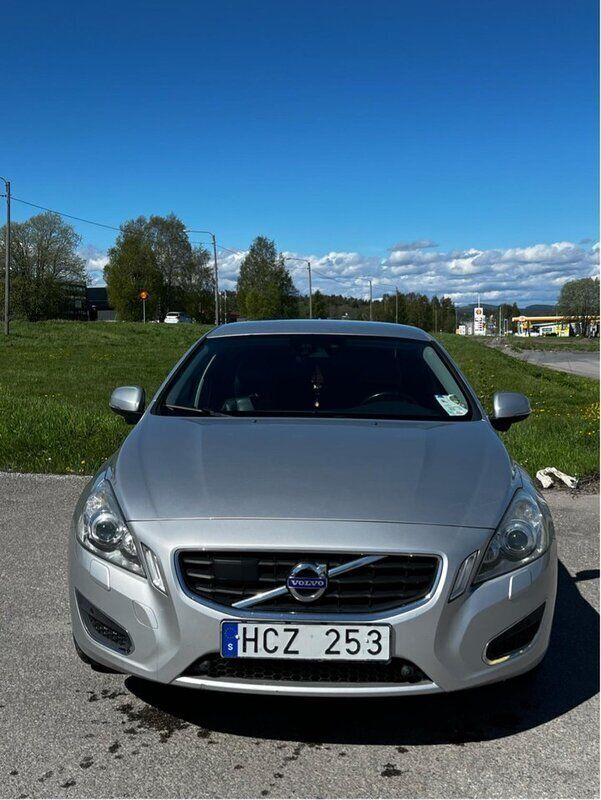 Grå Begagnad 2011 Volvo S60 Summum Sedan | 80 000 kr (Marknadspris) - Bild 1/4