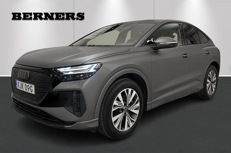 Grå Begagnad 2024 Audi Q4 Sportback e-tron Advanced Plus SUV | 529 900 kr - Bild 1/4