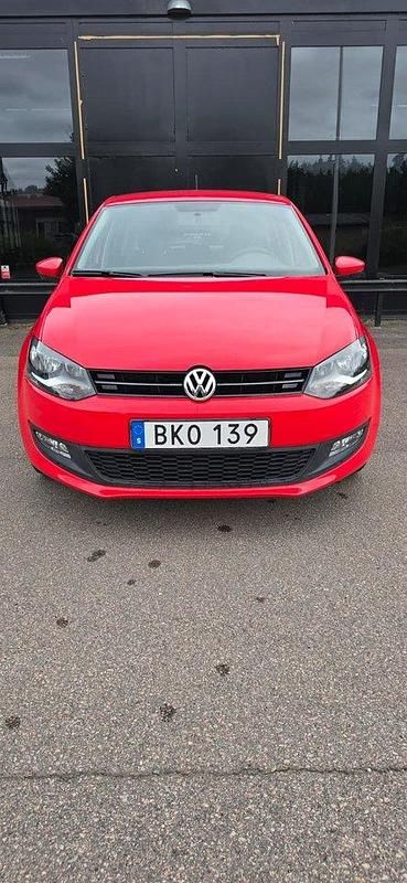 Röd Begagnad 2014 VW Polo Halvkombi | 99 000 kr - Bild 1/4