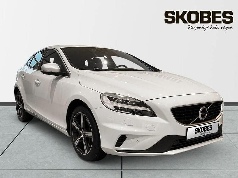 Vit Begagnad 2019 Volvo V40 R-Design Halvkombi | 228 900 kr (Marknadspris) - Bild 1/3