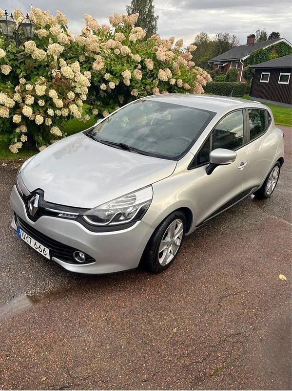 Silver Begagnad 2015 Renault Clio IV Halvkombi | 37 000 kr (Superpris) - Bild 1/4