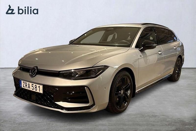 Silver Begagnad 2024 VW Passat R-line Kombi | 459 000 kr - Bild 1/4