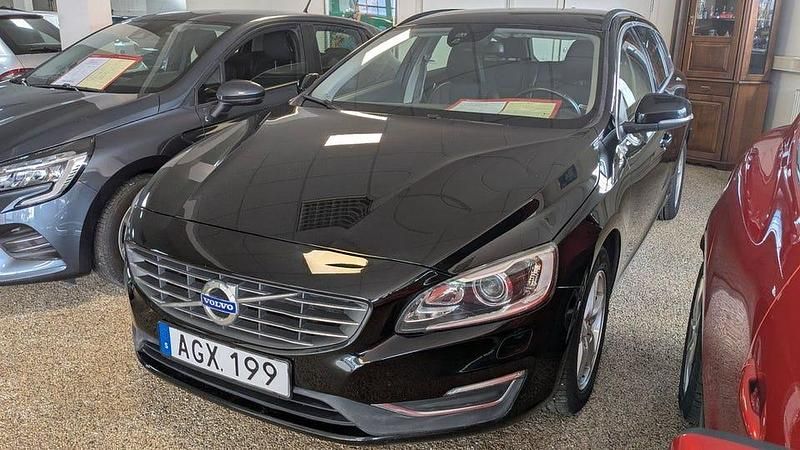 Svart Begagnad 2015 Volvo V60 Momentum Kombi | 134 500 kr (Marknadspris) - Bild 1/4