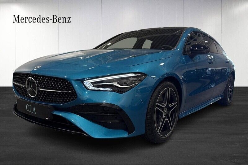 Blå (blue) Ny 2024 Mercedes CLA200 AMG Kombi | 463 300 kr (Marknadspris) - Bild 1/4