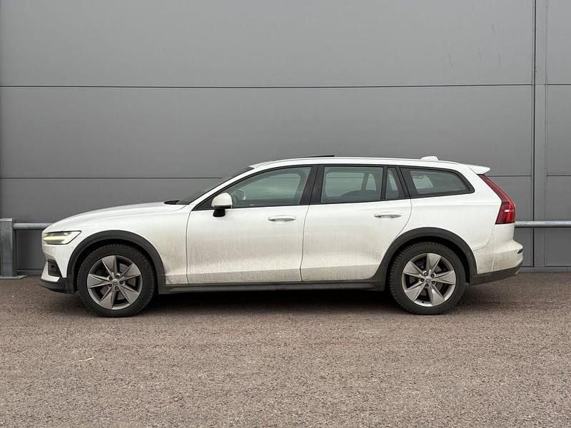 Vit Begagnad 2019 Volvo V60 CC Kombi | 274 800 kr (Marknadspris) - Bild 1/4