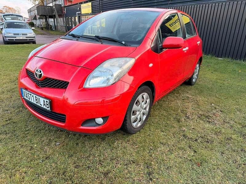 Röd Begagnad 2010 Toyota Yaris Halvkombi | 74 900 kr (Marknadspris) - Bild 1/4