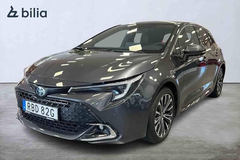 Grå Begagnad 2024 Toyota Corolla Hybrid Halvkombi | 289 900 kr - Bild 1/1