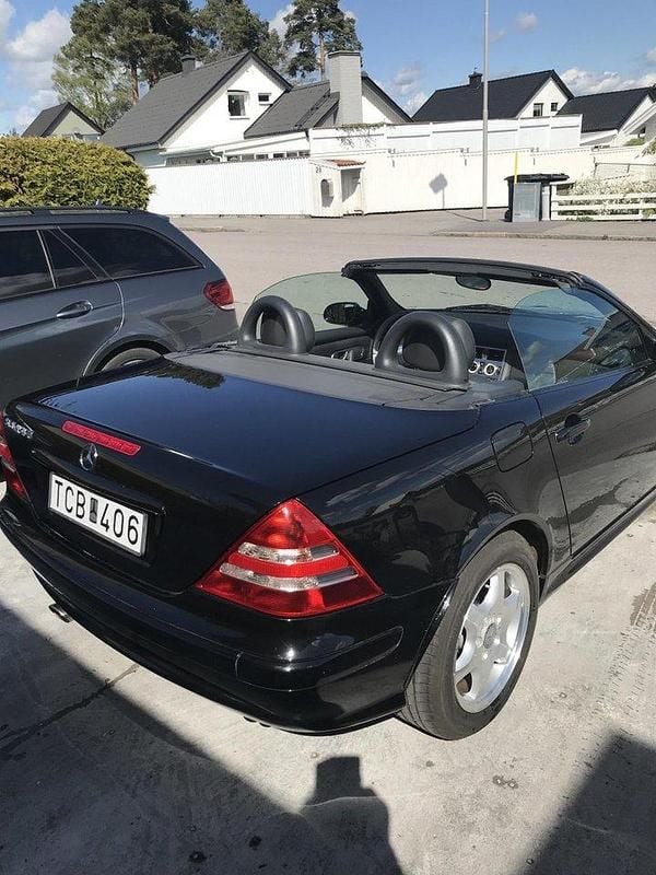 Svart Begagnad 2001 Mercedes SLK230 Cab | 95 000 kr (Marknadspris) - Bild 1/4