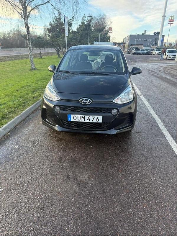 Svart Begagnad 2018 Hyundai i10 Comfort Halvkombi | 69 500 kr (Marknadspris) - Bild 1/4