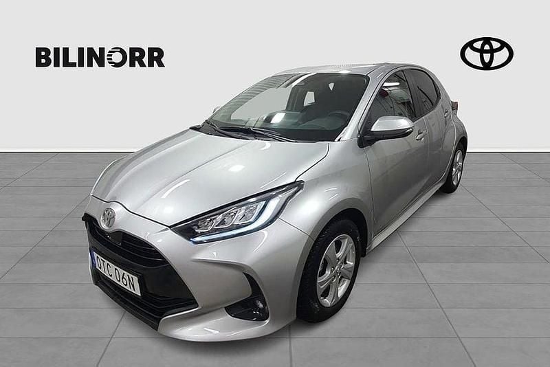 Silver Begagnad 2024 Toyota Yaris Hybrid Active Halvkombi | 249 900 kr (Marknadspris) - Bild 1/4