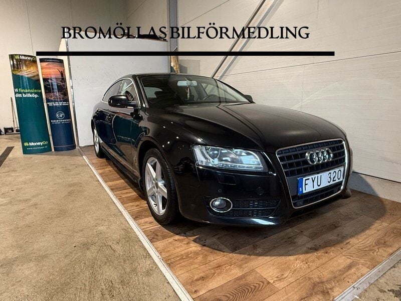 Svart Begagnad 2009 Audi A5 Sportback Comfort Halvkombi | 93 900 kr (Marknadspris) - Bild 1/4