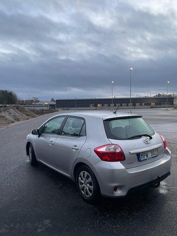 Begagnad Toyota Auris Plus 90 HK (66 kW) 2010 Silver Halvkombi