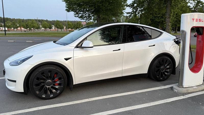 Vit Begagnad 2023 Tesla Model Y Performance SUV | 439 900 kr (Marknadspris) - Bild 1/4