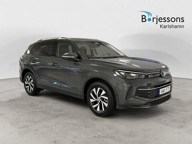 Grå Begagnad 2024 VW Tiguan Edition SUV | 389 000 kr (Lite dyr) - Bild 1/4