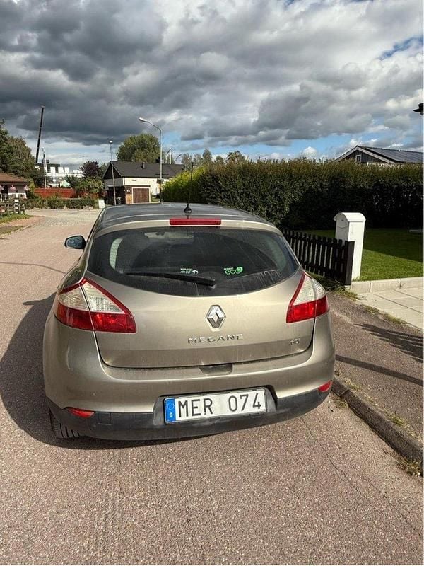 Brun Begagnad 2012 Renault Mégane III Halvkombi | 38 000 kr (Marknadspris) - Bild 1/4