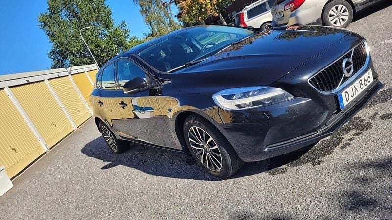 Svart Begagnad 2018 Volvo V40 Kombi | 175 000 kr (Marknadspris) - Bild 1/4