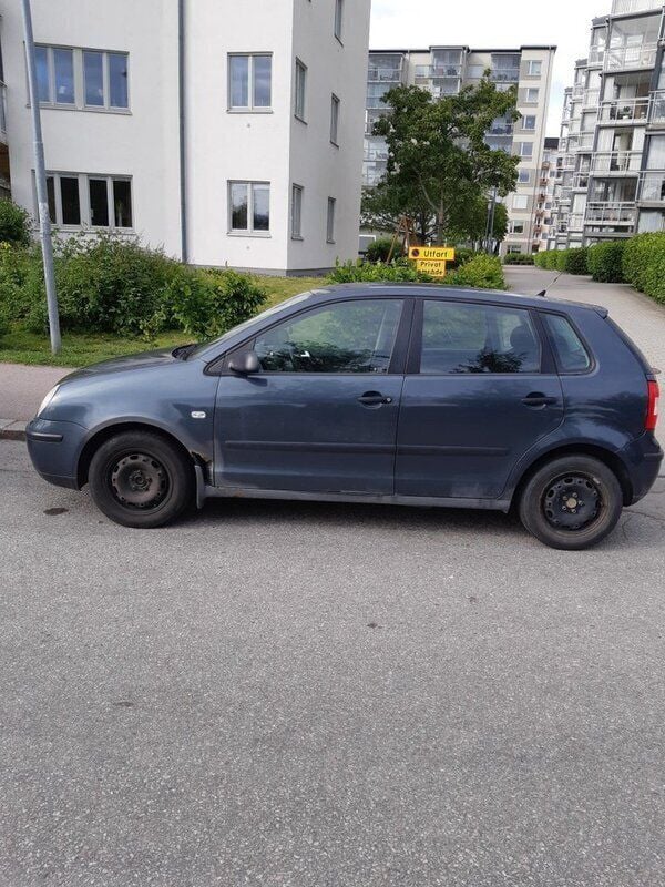 Grå Begagnad 2004 VW Polo Basis Halvkombi | 19 000 kr - Bild 1/1
