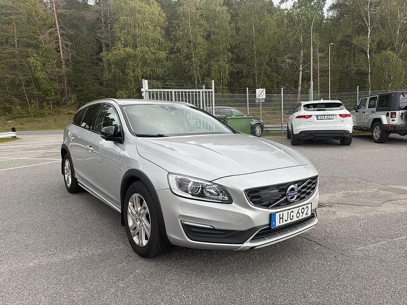 Silver Begagnad 2017 Volvo V60 CC Momentum Kombi | 169 900 kr (Bra pris) - Bild 1/4