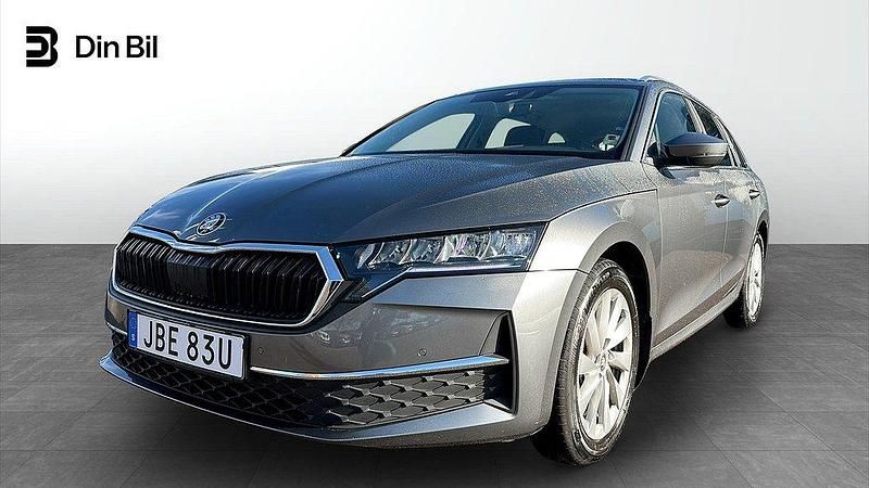 Grå (graphite grey metallic) Begagnad 2025 Skoda Octavia Selection Kombi | 299 900 kr (Marknadspris) - Bild 1/4