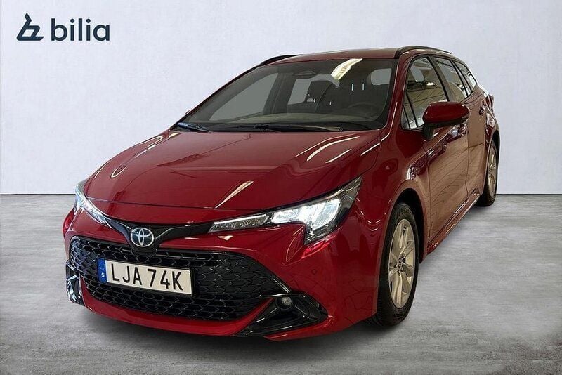 Röd Begagnad 2024 Toyota Corolla Active Kombi | 309 900 kr (Marknadspris) - Bild 1/4
