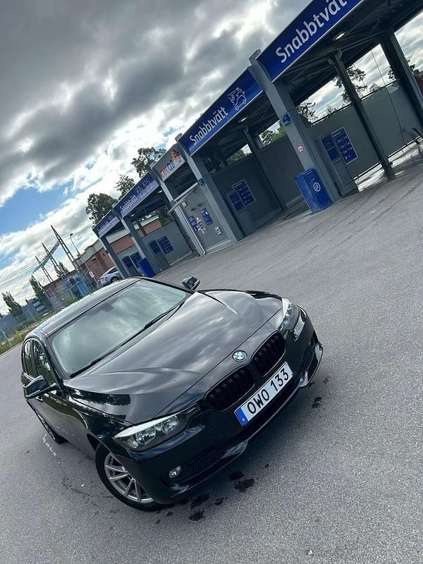 Begagnad 2014 BMW 320 Sedan | 123 000 kr (Bra pris) - Bild 1/4