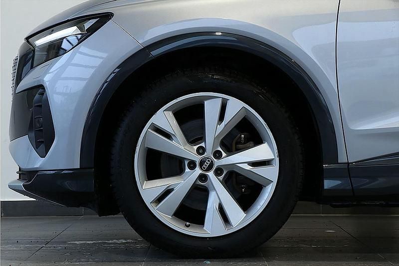 Begagnad Audi Q4 e-tron 150 kW (204 HK) 2021 Silver SUV