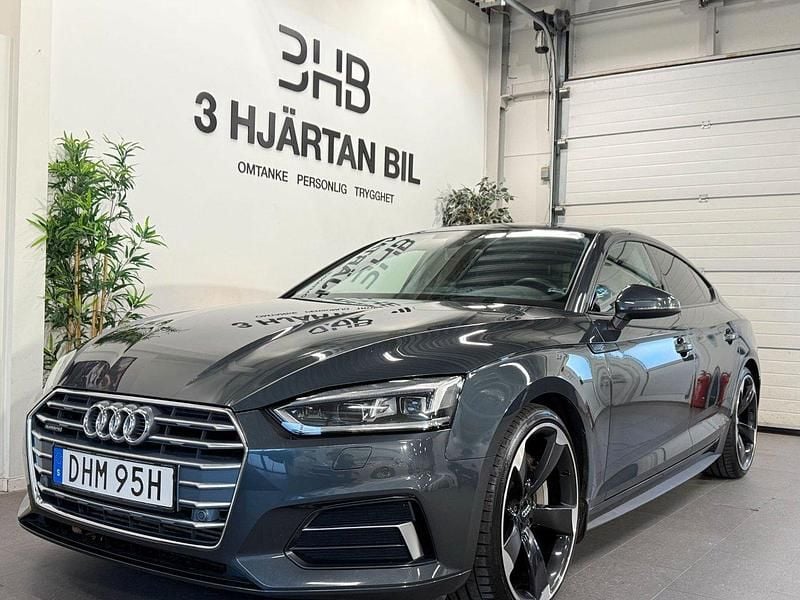 Grå Begagnad 2019 Audi A5 Sportback Advanced Halvkombi | 249 900 kr (Marknadspris) - Bild 1/4