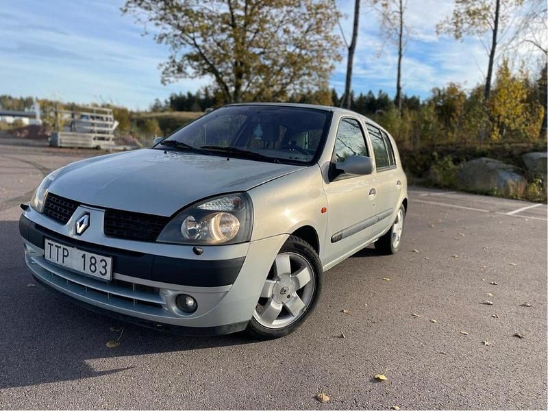 Grå Begagnad 2003 Renault Clio II Privilege Halvkombi | 20 500 kr (Marknadspris) - Bild 1/4