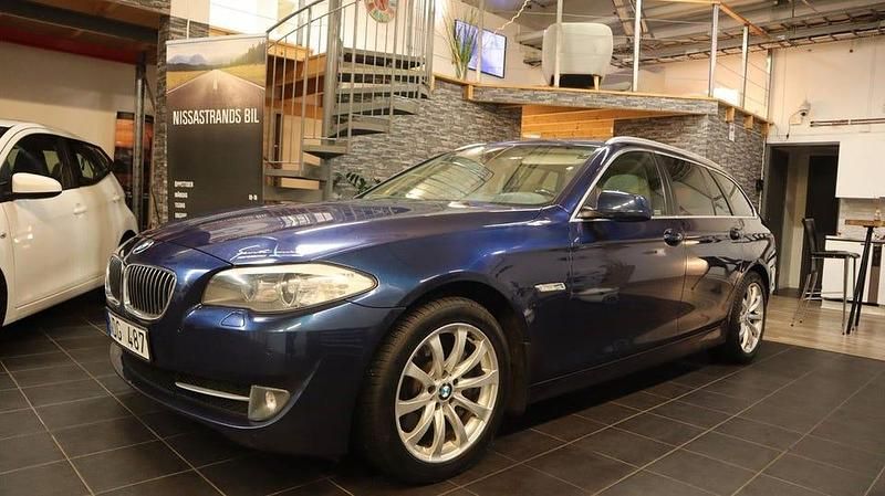 Blå Begagnad 2012 BMW 525 Kombi | 109 900 kr (Marknadspris) - Bild 1/4