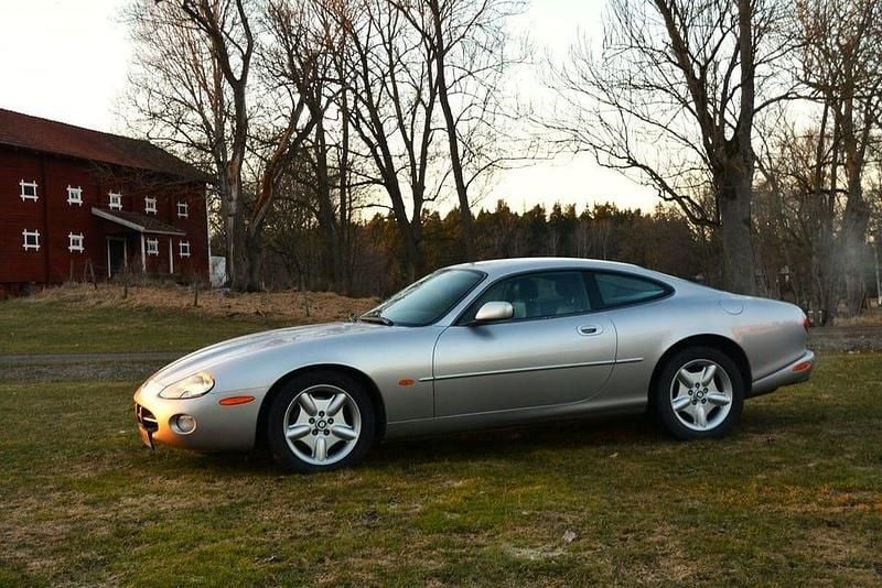 Begagnad Jaguar XK 301 HK (221 kW) 2003 Silver met/antracit skinn Sportkupé