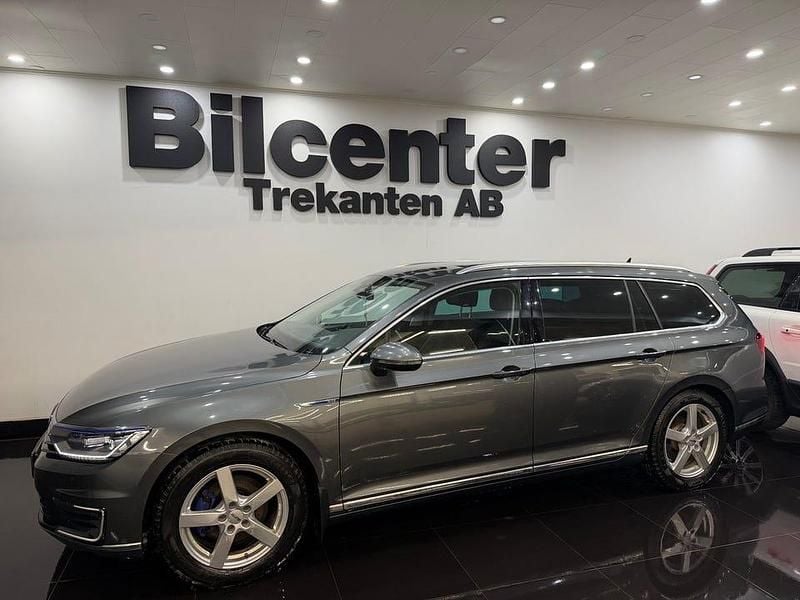 Grå Begagnad 2016 VW Passat GTE Kombi | 119 900 kr (Lite dyr) - Bild 1/4