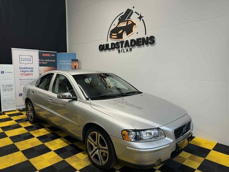 Ljusgrå (grå) Begagnad 2006 Volvo S60 Dynamic Sedan | 62 900 kr (Lite dyr) - Bild 1/3