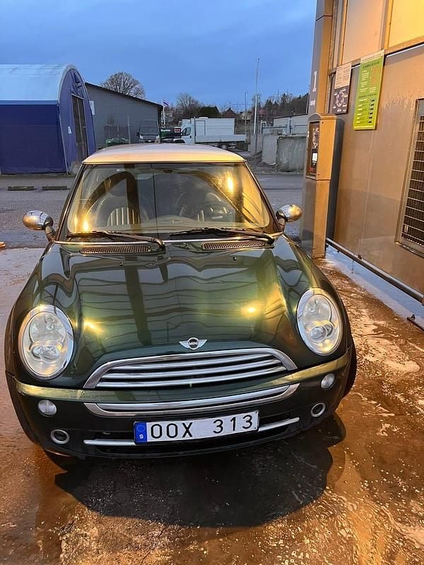 Grått tak och grå speglar Begagnad 2007 Mini Cooper Halvkombi | 31 500 kr (Bra pris) - Bild 1/4
