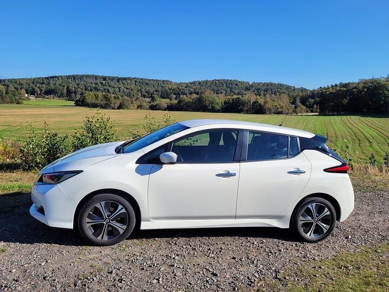 Begagnad 2021 Nissan Leaf Acenta Halvkombi | 208 000 kr (Marknadspris) - Bild 1/4
