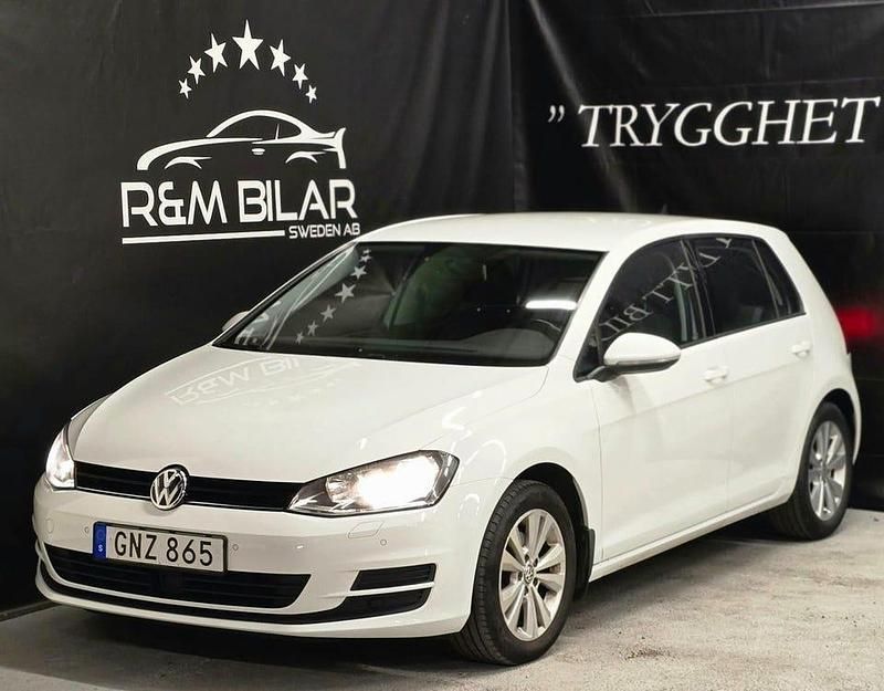 Vit Begagnad 2016 VW Golf VII Halvkombi | 89 800 kr (Bra pris) - Bild 1/4