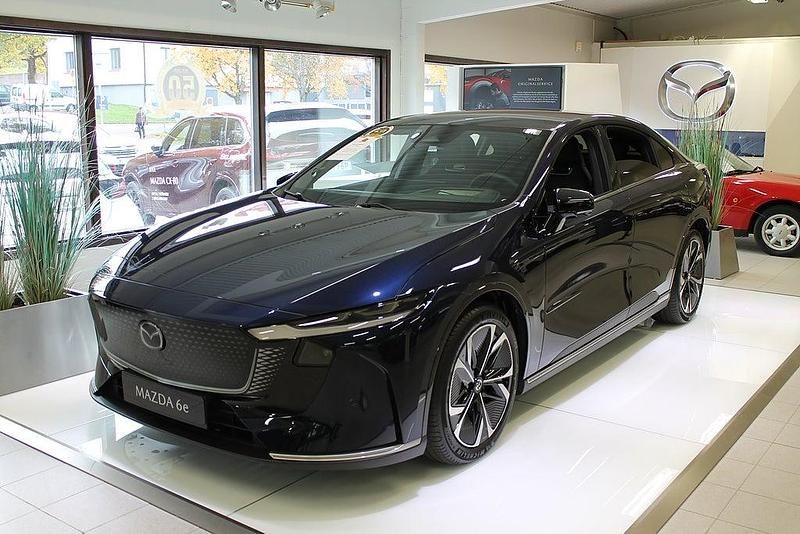 Blå Ny 2025 Mazda 6e Takumi-Line Sedan | 458 400 kr (Marknadspris) - Bild 1/4