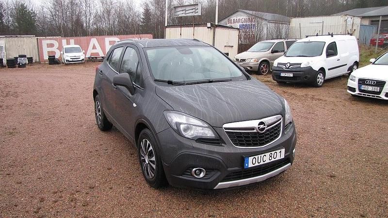 Grå Begagnad 2015 Opel Mokka SUV | 76 000 kr (Marknadspris) - Bild 1/4