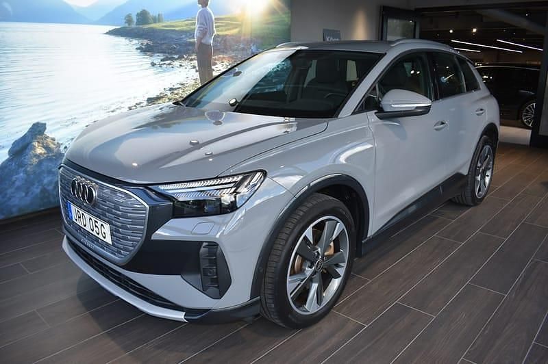 Grå (kiselgrå) Begagnad 2022 Audi Q4 e-tron Advanced SUV | 399 000 kr - Bild 1/4