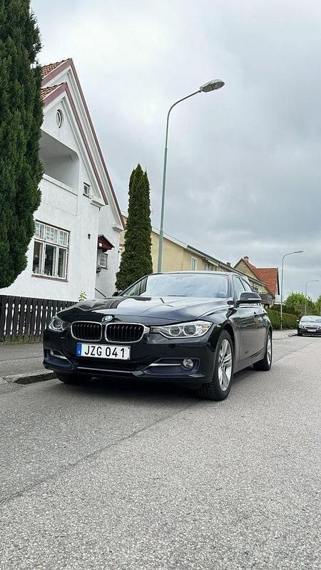 Svart Begagnad 2015 BMW 318 Performance Sedan | 150 000 kr (Marknadspris) - Bild 1/4