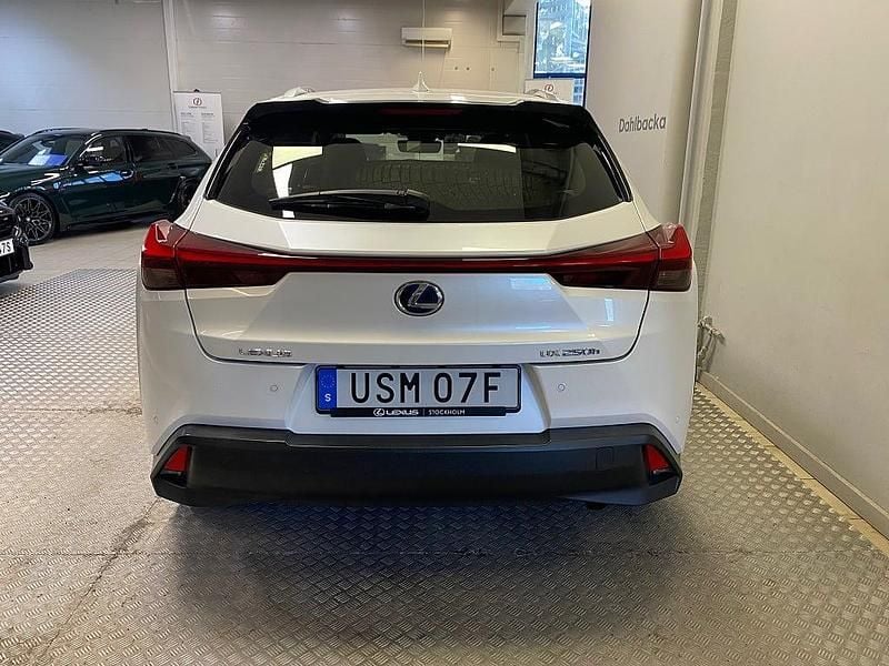 Begagnad Lexus UX 250h 184 HK (135 kW) 2019 Vit SUV