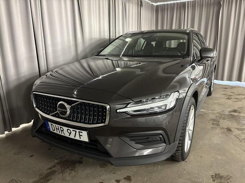Begagnad Volvo V60 CC Core 197 HK (144 kW) 2023 Grå Kombi