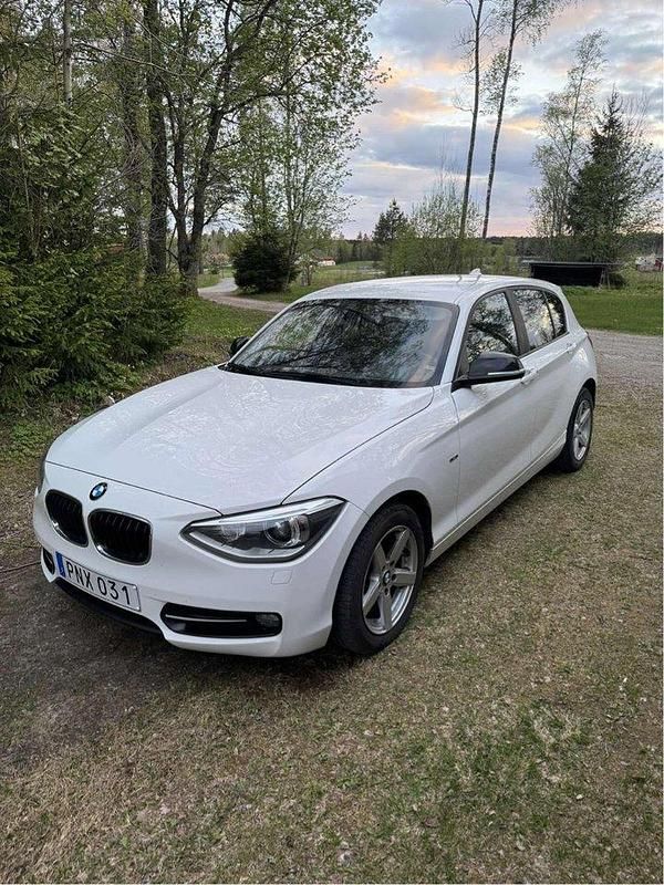 Vit Begagnad 2014 BMW 116 Sport Line Halvkombi | 95 000 kr (Marknadspris) - Bild 1/4