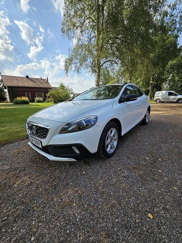 Vit Begagnad 2014 Volvo V40 CC Momentum Kombi | 115 000 kr (Bra pris) - Bild 1/4