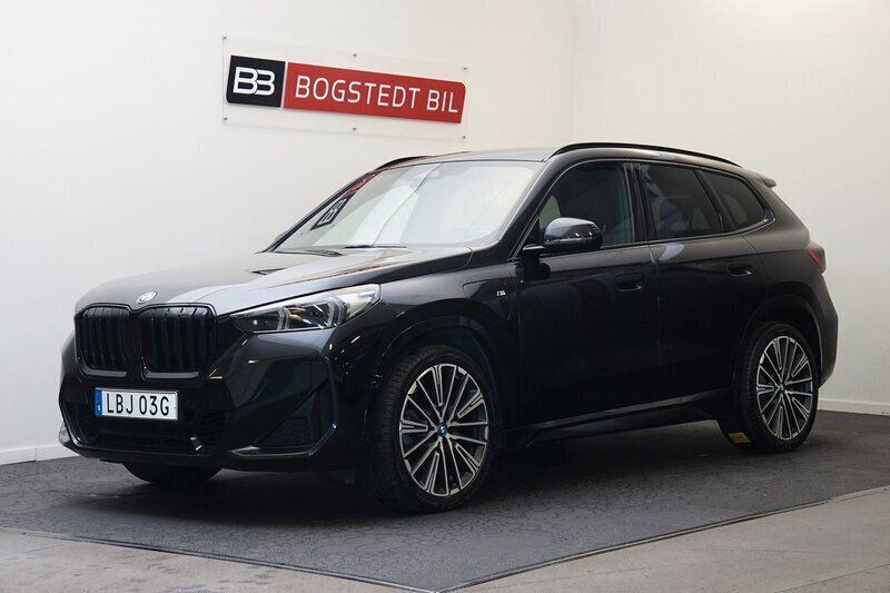 Svart (safirsvart metallic) Begagnad 2023 BMW X1 M Sport SUV | 499 000 kr (Marknadspris) - Bild 1/4