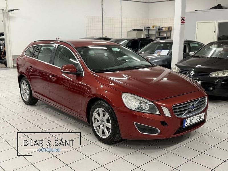 Röd Begagnad 2011 Volvo V60 Momentum Kombi | 79 900 kr (Bra pris) - Bild 1/4