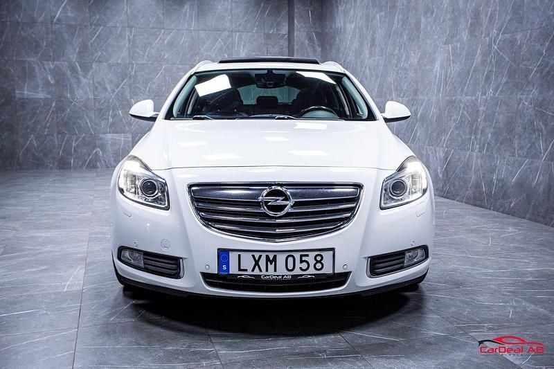 Begagnad Opel Insignia Cosmo 161 HK (118 kW) 2011 Vit Kombi