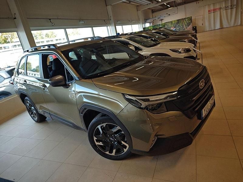Grön (autumn green metallic) Ny 2025 Subaru Forester SUV | 423 400 kr (Bra pris) - Bild 1/3