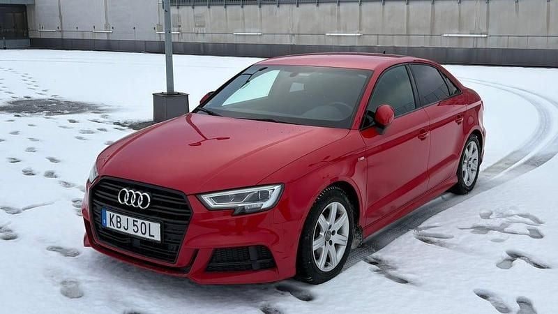 Tangoröd metallic Begagnad 2019 Audi A3 S-Line Sedan | 239 000 kr (Lite dyr) - Bild 1/4